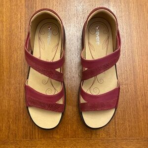 NEW REVERE MAURITIUS - CHERRY FRENCH/LIZZARD ARCH SUPPORT, CLOSED HEEL, ORTHOTIC